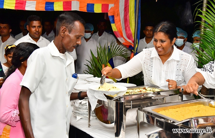 ශ්‍රී ලංකා සිංහ රෙජිමේන්තුවේ භටපිරිස් විසින් බත් දන්සැලක් පවත්වයි