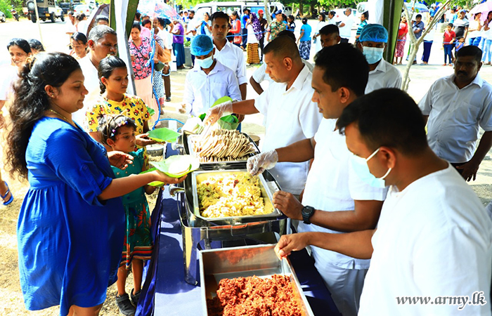 පොළොන්නරුවේදී ශ්‍රී ලංකා කාලතුවක්කු හමුදා භටපිරිස් වන්දනාකරුවන් සඳහා දන්සැලක් පවත්වයි