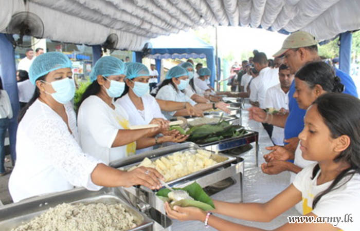 පොසොන් පොහොය නිමිත්තෙන් ශ්‍රී ලංකා පාබල හමුදා සේවා වනිතා ශාඛාවෙන් දන්සැලක් 