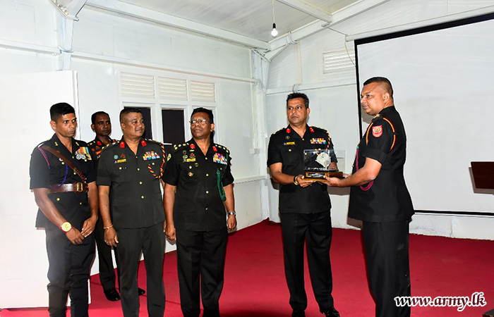 ධූරයෙන් නික්ම යන ආරක්‍ෂක සේනා ආඥාපති - මධ්‍යම වෙත ආරක්‍ෂක සේනා මූලස්ථානය - මධ්‍යම ගෞරවාචාරය