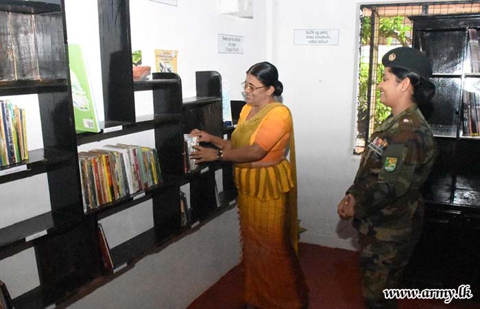 2(ස්වේච්ඡා) ශ්‍රී ලංකා යුද්ධ හමුදා කාන්තා බලකායේ නව පුස්ථකාලය විවෘත කරයි