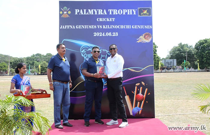  ‘Palmyra Challenge Trophy’ ක්‍රිකට් තරඟාවලියේ ශූරතා කුසලානය ආරක්‍ෂක සේනා ආඥාපති - යාපනය සුරතින් ප්‍රදානය කරයි