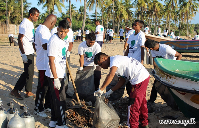 කල්මුණේ වෙරළ තීරය පිරිසිදු කිරීමේ වැඩසටහනක් සඳහා 18 විජයබාහු පාබල රෙජිමේන්තුවේ භටපිරිස්හි සහාය