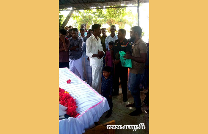 243 පාබල බලසේනාවේ භටපිරිස් පුනරුත්ථාපනය වූ හිටපු එල්ටීටීඊ සාමාජිකයා වෙත අවසන් ගෞරව දක්වයි