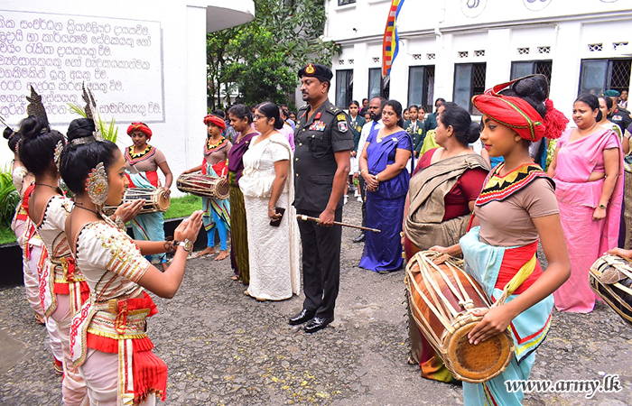 11 පාබල සේනාංකයේ සේනාංකාධිපතිතුමන් මහනුවර ස්වර්ණමාලි බාලිකා විද්‍යාලයේ පැවති උත්සවයක් සඳහා ප්‍රධාන ආරාධිත අමුත්තා ලෙස සහභාගී වෙයි