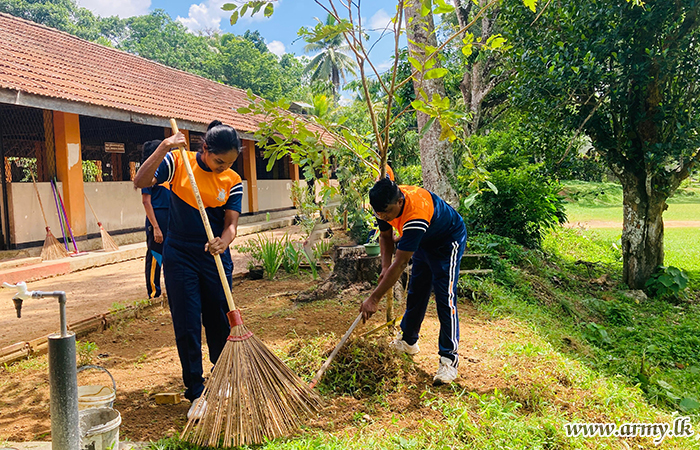 2 (ස්වෙච්ඡා) ශ්‍රී ලංකා යුද්ධ හමුදා පොදු සේවා බලකායේ භටපිරිස් විසින් දොළහේන ප්‍රාථමික විද්‍යාලය පිරිසිදු කරයි