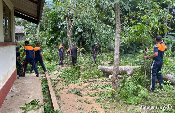වෙල්ලස්ස ජාතික විද්‍යාලයේ සිසු සිසුවියන්ට තර්ජනයක්ව පැවති ගසක් 12 පාබල සේනාංකයේ භටපිරිස් කපා ඉවත් කරයි