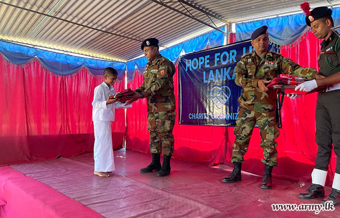 12 පාබල සේනාංකයේ මූලිකත්වයෙන් බුත්තල දහම් පාසල් සිසුන්ට පාසල් උපකරණ බෙදාදෙයි