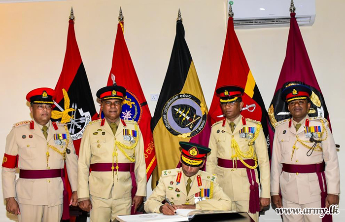 ධූරයෙන් නික්ම යන 1 බලකායේ සිව්වන බලකාධිපතිතුමන් වෙත එම බලකායේ ගෞරවාචාරය