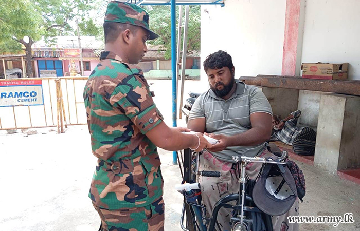 11 විජයබාහු පාබල රෙජිමේන්තුවේ මූලිකත්වයෙන් ආහාර පාර්සල් බෙදාදීමේ වැඩසටහනක්  