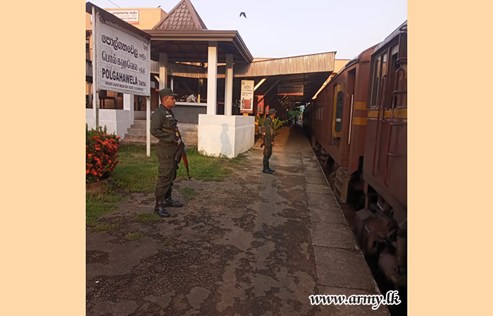 දුම්රිය ස්ථානාධිපතිවරුන් සහ දුම්රිය පාලකවරුන්ගේ වැඩ වර්ජනය හේතුවෙන් දුම්රිය ස්ථානයන්හී ආරක්‍ෂාව වෙනුවෙන් යුද්ධ හමුදා භටපිරිස් යොදවයි