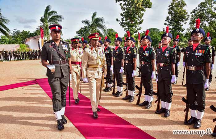 ධූරයෙන් නික්ම යන 53 පාබල සේනාංකයේ සේනාංකාධිපතිතුමන් වෙත එම සේනාංකයේ ගෞරවාචාරය