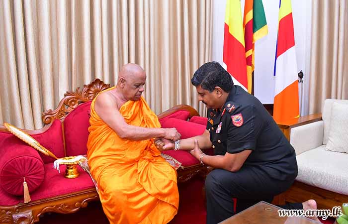 ආරක්‍ෂක සේනා ආඥාපති - මධ්‍යම මහනායක හිමිවරුන් බැහැදැක ආශිර්වාද ලබාගනී