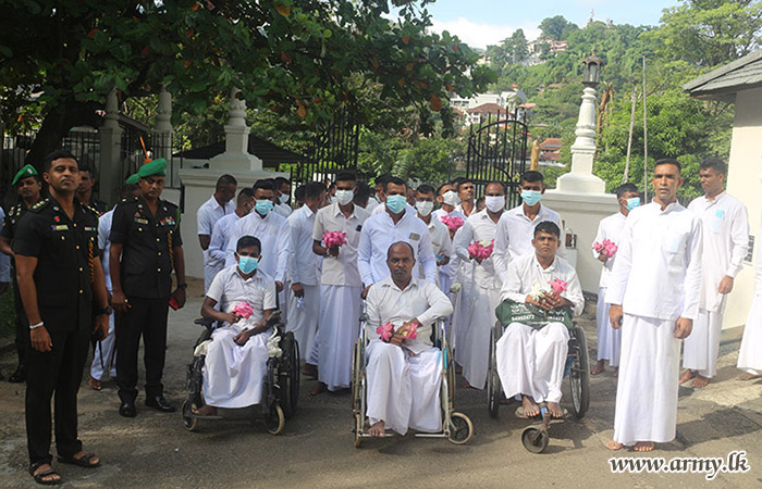 ගජබා රෙජිමේන්තුවේ ආබාධිත රණවිරුවන් පිරිසක් දළදා වහන්සේ වැඳපුදා ගනී