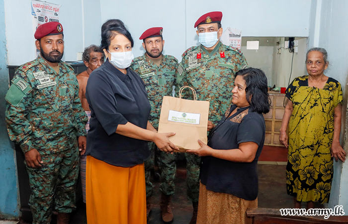 කමාන්ඩෝ රෙජිමේන්තු සේවා වනිතා ශාඛාවේ මූලිකත්වයෙන් කඩුවෙල වැඩිහිටි නිවාසයේ ප්‍රජා සත්කාරක වැඩසටහනක්