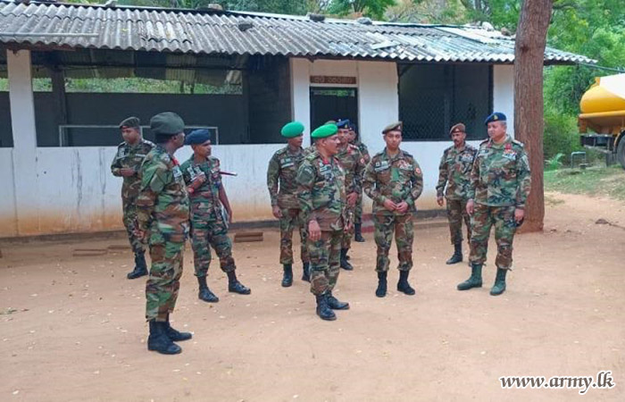 12 පාබල සේනාංකයේ සේනාංකාධිපති 122 පාබල බලසේනාවේ සහ එහි ඒකකයන් හි නිල සංචාරයක නිරත විය