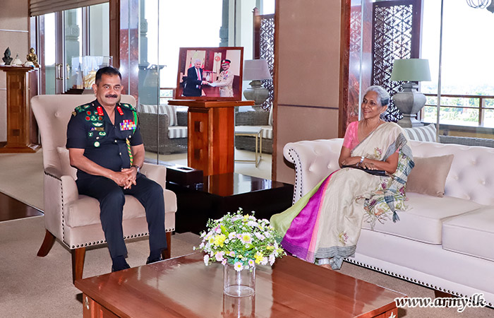 අනෝමා ලෆීර් මහත්මිය යුද්ධ හමුදාධිපති හමුවෙයි