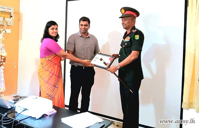 වවුනියාව ජාතික රුධිර පාරවිලයන සේවා මධ්‍යස්ථාය 56 පාබල සේනාංකයේ රුධිරය පරිත්‍යාග කළ භටපිරිස් අගය කරයි