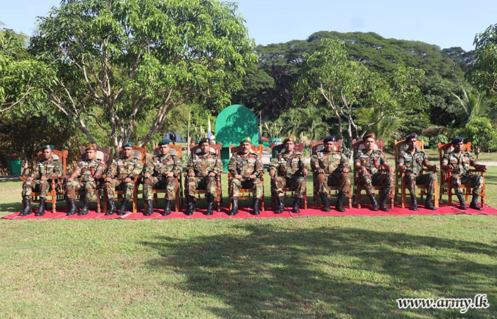 12 පාබල සේනාංකයේ සේනාංකාධිපති 121 පාබල බලසේනාවේ සහ එහි ඒකකයන් හි නිල සංචාරයක නිරත විය
