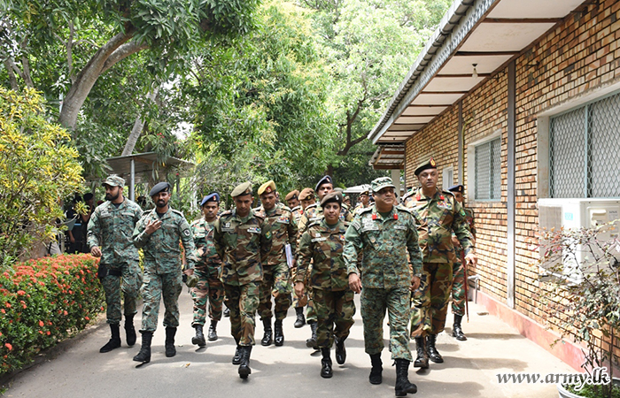 ආරක්‍ෂක සේනා ආඥාපති - වන්නි,   භඨකාර්ය සම්පාදක අණසක  මූලස්ථානයේ සහ එහි බලඇණිවල නිල සංචාරයක