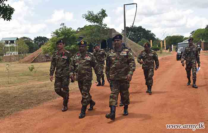 21 පාබල සේනාංකයේ සේනාංකාධිපති 213 පාබල බලසේනාවේ සංචාරයක නිරත විය