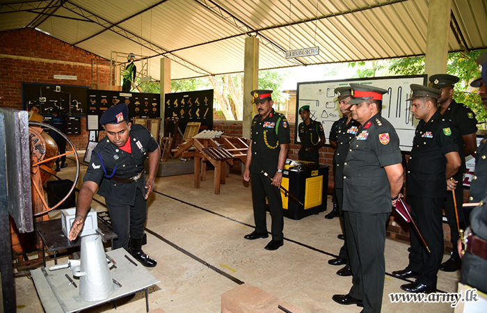 ශ්‍රී ලංකා යුද්ධ හමුදා ඉංජිනේරු සේවා බලකායේ බලකාධිපති, ඉංජිනේරු සේවා බළඇණි සහ එම වෘත්තීය පාසලේ  නිල සංචාරයක