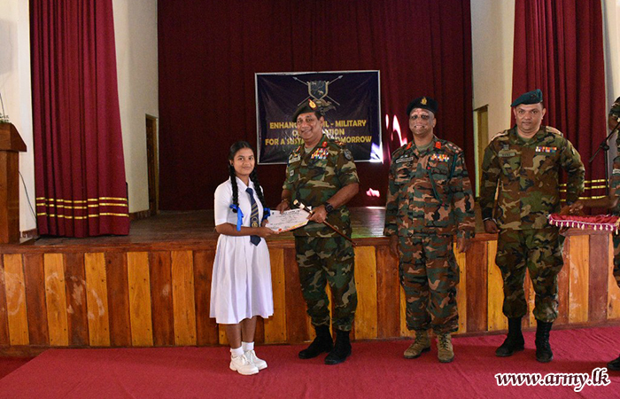 සිංහල සහ දමිළ සිසුන් අතර සහංහිදියාව ඇතිකිරීමේ භාෂා පුහුණු වැඩසටහනේ සහතිකපත් ප්‍රදානය කොක්කඩිචෝලෙයි සංස්කෘතික මධ්‍යස්ථානයේ දී