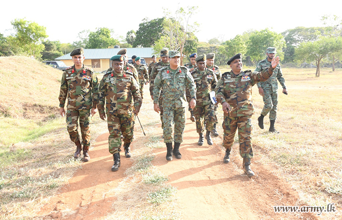 ආරක්‍ෂක සේනා ආඥාපති - වන්නි  213 පාබල බලසේනාවේ සහ ප්‍රාදේශීය යුධෝපකරණ ගබඩාවේ නිල සංචාරයක