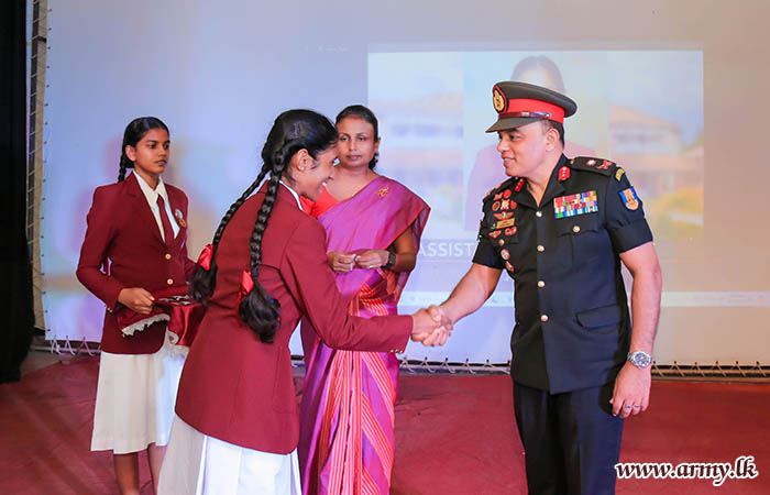 ශ්‍රී සුමංගල බාලිකා විද්‍යාලයේ නිල ලාංඡන පැළඳවීමේ උත්සවයක්