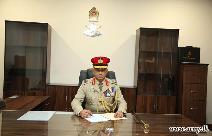 අභිනවයෙන් පත් වූ  යුද සේවා ලේකම් ධූරයේ රාජකාරි අරඹයි