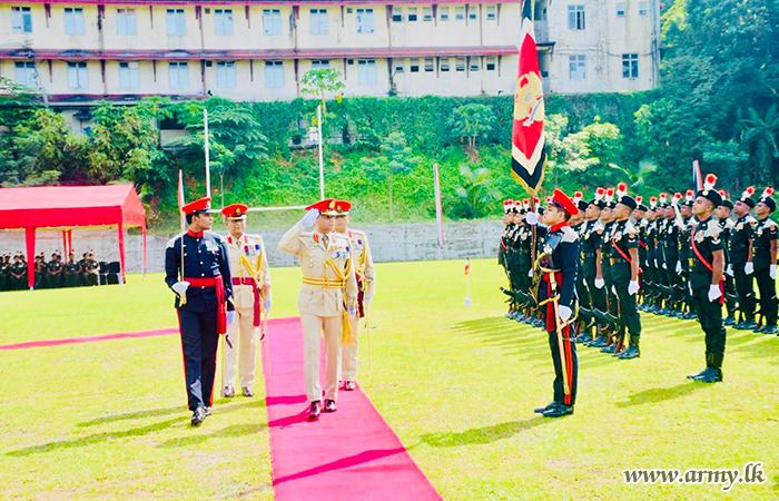 ධූරයෙන් නික්මයන ශ්‍රි ලංකා සන්නාහ සන්නද්ධ බළකායේ බලකාධිපතිතුමන්ට උපහාර
