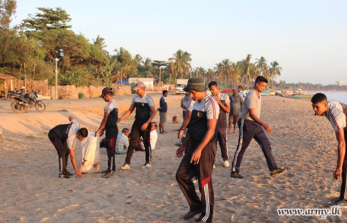 18 VIR Troops Clean Kalmunai Beach
