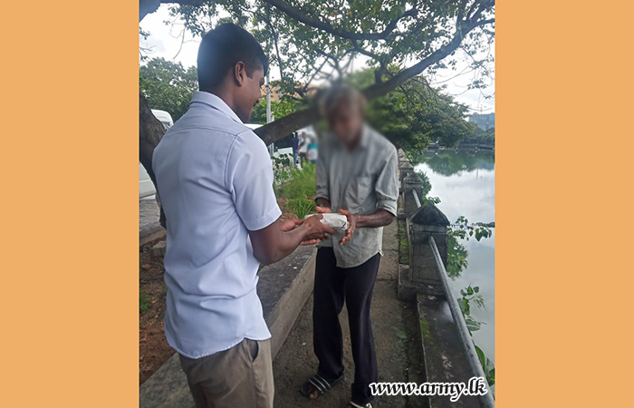 14 පාබල සේනාංකය කොළඹ ප්‍රදේශයේ දිවි ගෙවන ආර්ථික දුෂ්කරතා සහිත අයවළුන්ට ආහාර බෙදා දෙයි