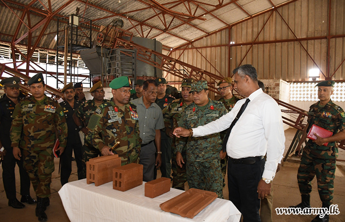 ආරක්‍ෂක සේනා ආඥාපති - වන්නි කූලාමුරිප්පු උළු කම්හල වෙත  සංචාරයක