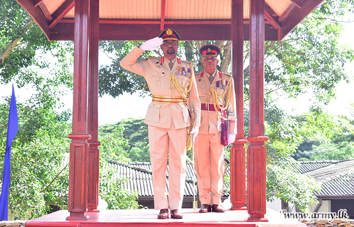 විශ්‍රාම දිවියට එළඹෙන 11 පාබල සේනාංකයේ සේනාංකාධිපති වෙත ශ්‍රී ලංකා ඉංජිනේරු බලකායෙන් ගෞරවාචාර