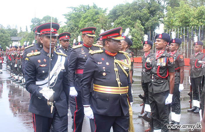 ධූරයෙන් නික්ම යන ශ්‍රී ලංකා පාබල හමුදාවේ රෙජිමේන්තු අධිපතිතුමන් වෙත උපහාර
