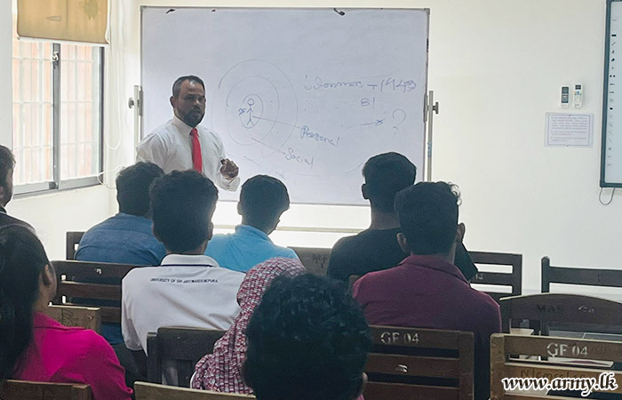 ශ්‍රි ලංකා යුද්ධ හමුදාව විසින් ශ්‍රී ජයවර්ධනපුර විශ්වවිද්‍යාලයේදී කළමනාකරණයේ ගතිවිද්‍යාව පිළිබඳ දේශනයක් පවත්වයි
