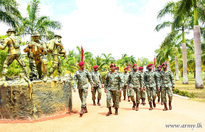 1 බලකායේ බලකාධිපති සිය බලප්‍රදේශයේ ක්ෂේත්‍ර සංචාරයක