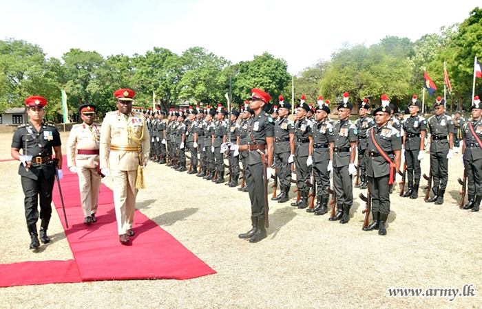 ධූරයෙන් නික්ම යන 22 පාබල සේනාංකයේ සේනාංකාධිපතිතුමන්ට එම සේනාංකයේ ගෞරවාචාරය