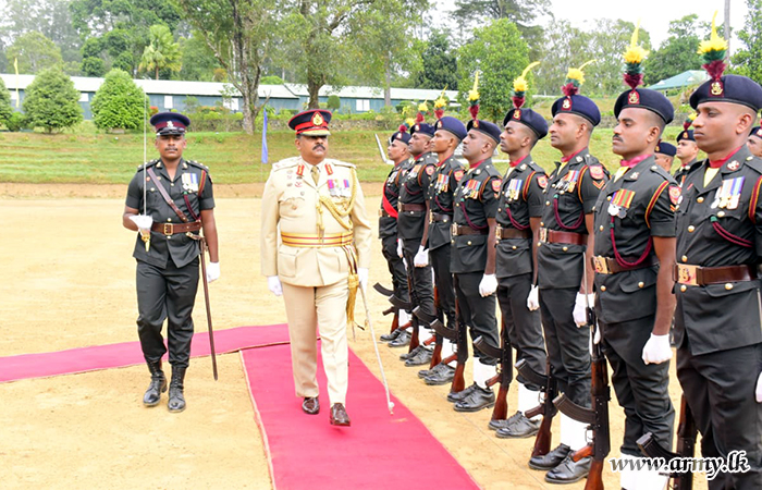 ධූරයෙන් නික්ම යන ආරක්‍ෂක සේනා ආඥාපති - මධ්‍යම වෙත එම මූලස්ථානයේ ගෞරවාචාරය
