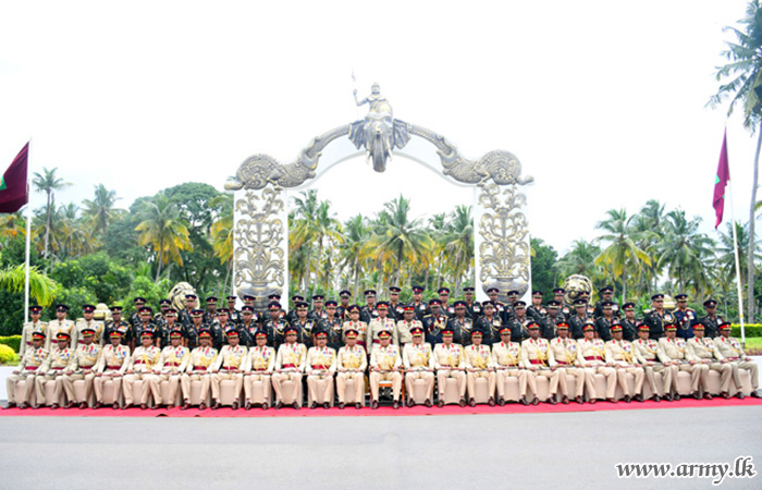 විශ්‍රාම දිවියට පා තබන විජයබාහු පාබල රෙජිමේන්තුවේ රෙජිමේන්තු අධිපතිතුමන් වෙත එම රෙජිමේන්තුවේ ගෞරවාචාරය