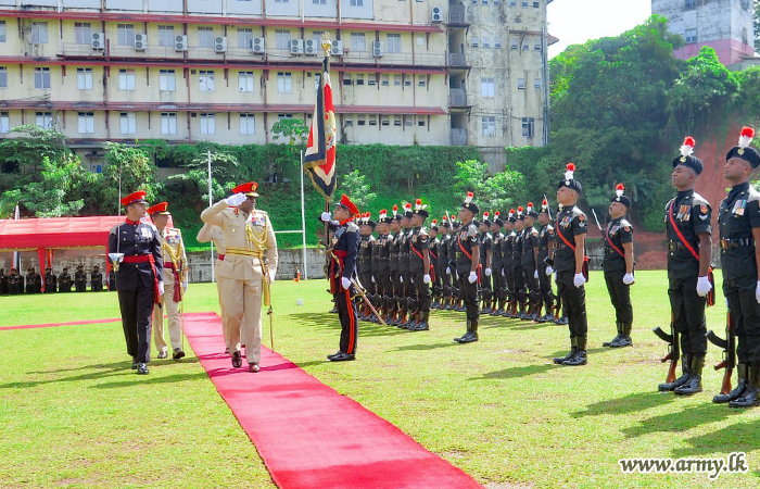 විශ්‍රාම දිවියට පා තබන මේජර් ජෙනරල් පී.ඒ.එම්. පීරිස් ආර්එස්පී යූඑස්පී පීඑස්සී වෙත ශ්‍රී ලංකා සන්නාහ සන්නද්ධ බලකායේ ගෞරවාචාරය
