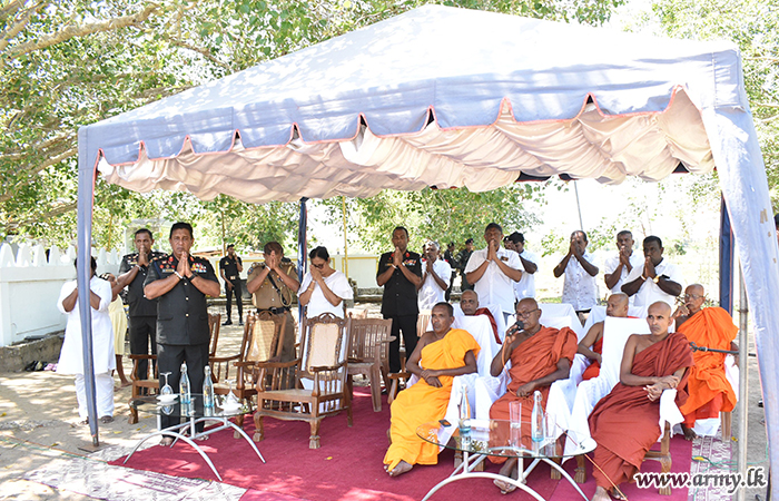 East Commander Lays Foundation Stone for New Pagoda at Walikanda