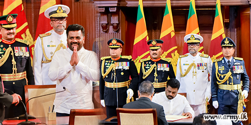 New President in Simple Ceremony Assumes Duties at Presidential Secretariat
