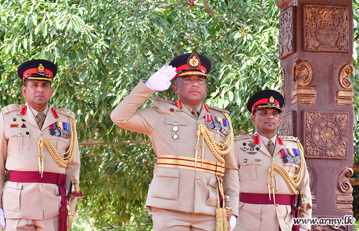 ධූරයෙන් නික්ම යන යාන්ත්‍රික පාබල රෙජිමේන්තුවේ රෙජිමේන්තු අධිපතිතුමන්ට එම රෙජිමේන්තුවේ ගෞරවාචාරය