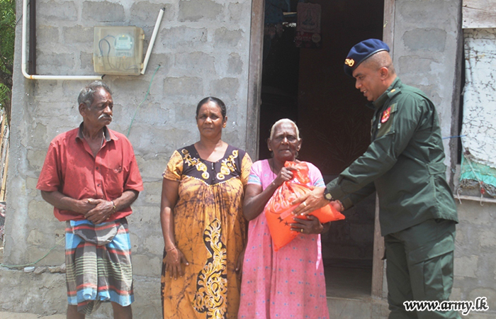 10 (ස්වෙච්ඡා) බලඇණිය විජයබාහු පාබල රෙජිමේන්තුවේ මූලිකත්වයෙන් වියළි ආහාර සලාක පරිත්‍යාගයක්
