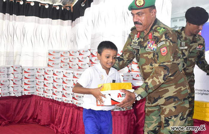 12 පාබල සේනාංකයේ සංවිධානයෙන් පාසල් උපකරණ පරිත්‍යාග කිරීමේ වැඩසටහනක්