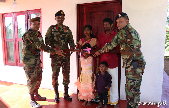 12 (ස්වෙච්ඡා) විජයබාහු පාබල රෙජිමේන්තුවේ භටපිරිස් ප්‍රදේශයේ නිවාස අවශ්‍යතා ඇති පවුලක් සඳහා නව නිවසක් ඉදිකර දෙයි