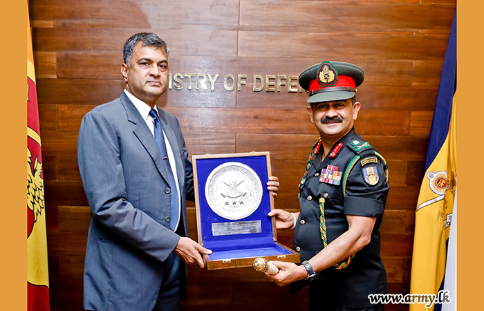 යුද්ධ හමුදාධිපතිතුමන් නව ආරක්‍ෂක ලේකම්තුමන් හමුවෙයි