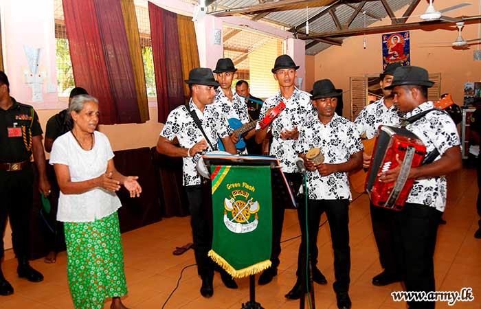 ගජබා රෙජිමේන්තුවේ භටපිරිස් සාලියපුර වැඩිහිටි නිවාසය පිරිසිදු කරයි